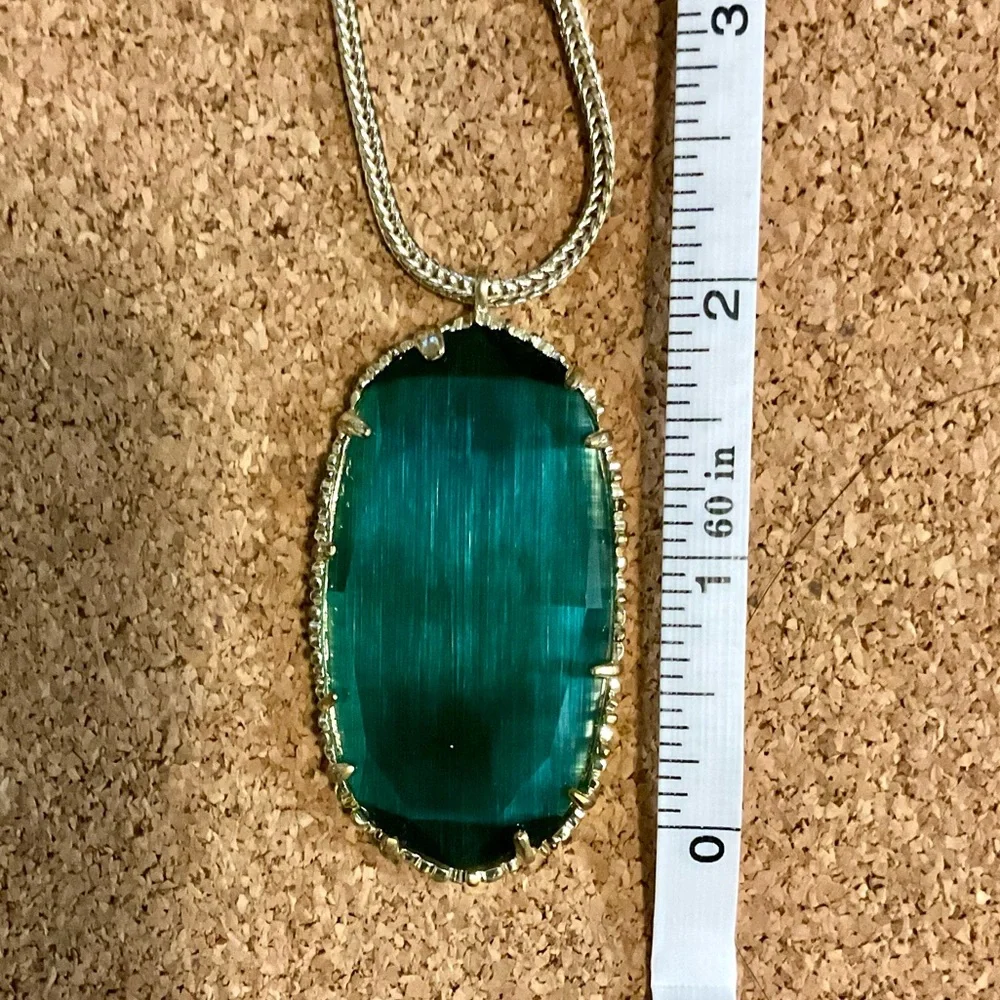 💕Host pick💕 Rare Kendra Scott gold Necklace with Deep green stone Pendant - Picture 3 of 4